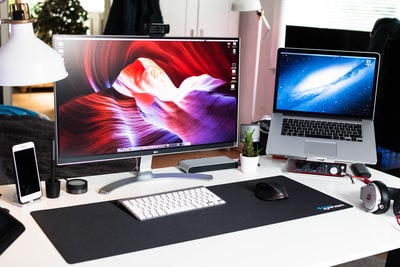 打开桌上显示器旁边的MacBook Pro
